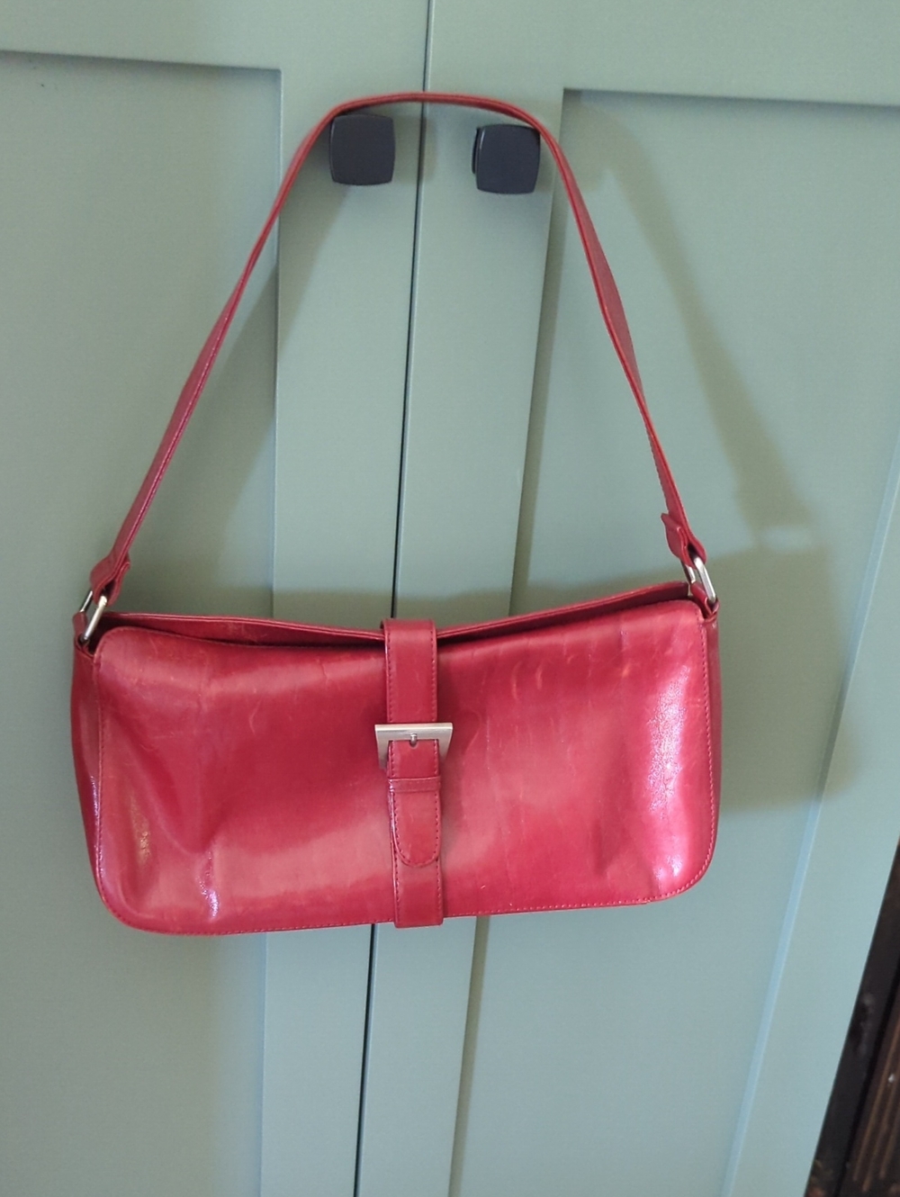 Women's Red Shoulder Bag - Sleek Leather Design